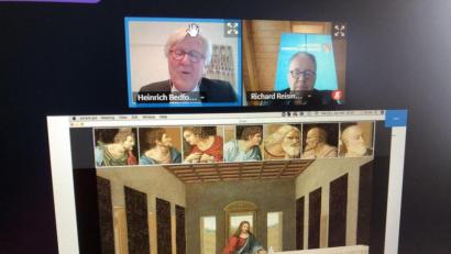 Bild: eik
Momentaufnahme vom digitalen Landfrauentag: Landesbischof Heinrich Bedford-Strohm (links) zeigt Landrat Richard Reisinger und den anderen Teilnehmern das berühmte Da-Vinci-Abendmahl-Bild, angepasst an die Pandemie, als "Videokonferenz", in der die Jünger nicht mit Jesus am Tisch sitzen können, sondern als virtuelle Teilnehmer "zugeschaltet" sind.