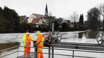 Bild: mde
Bauhofleiter Peter Wolf (links) und Bauhofarbeiter Josef Schultes kontrollieren das Wehr am Kemnather Stadtweiher und regulieren mit der Kurbel das Wehr und damit den Wasserstand im Stadtweiher.