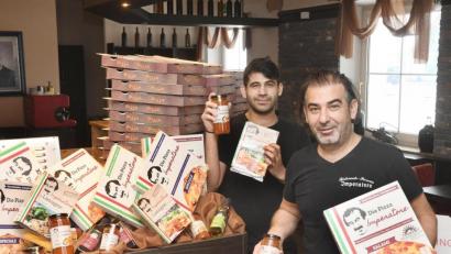 Bild: Gabi Schönberger
Marco Cakmak (rechts) und sein Sohn Hasim bieten Supermärkten neben Tiefkühlpizzen und -Lasagne auch Nudelsaucen an.