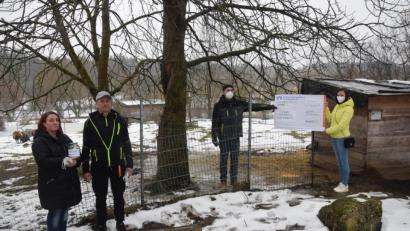 Bild: fz
Den Erlös ihrer Aktionen übergeben im Tierpark Corina Kreutzer (rechts) sowie Bianca Albrecht und Werner Wenzel an Manfred Urban (von links)