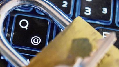 Bild: Patrick Pleul/dpa-Zentralbild/dpa 
Schlüssel dürfen nicht in fremde Hände geraten: Wer erfährt, dass eines seiner Passwörter kompromittiert ist, sollte schnellstens handeln. Im Internet gibt es einige Hilfsangebote.