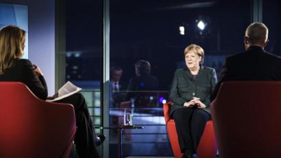 Bild: picture alliance/dpa/Bundesregierung | Jesco Denzel
Bundeskanzlerin Angela Merkel (CDU) spricht in der ARD-Sendung "Farbe bekennen" mit Tina Hassel (l), Studioleiterin und Chefredakteurin Fernsehen im ARD-Hauptstadtstudio, und Rainald Becker, Chefredakteur der ARD.