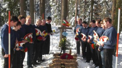 Bild: Bernhard Eckstein/exb
Am Fuße des Tillenberges entdeckten die Schlüsselcluberer die letzte Ruhestätte. (Anmerkung: Foto wurde vom Schlüsselclub in weiser Vorausschau als Archivbild angefertigt, da sonst 2021 mit Abstand nicht alle auf das Foto gepasst hätten“).