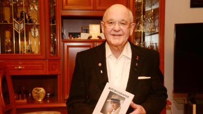 Bild: bey
Siegbert Köhler alias "Gummi-Siegi" hat sich zum 80. Geburtstag mit der Neuauflage seiner Lebensgeschichte selbst ein Geschenk gemacht.