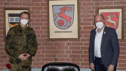 Bild: hbe
Statt des üblichen gemeinsamen Neujahrsempfangs: Oberstleutnant Sebastian Erbe (links), der Kommandeur des Logistikbataillons 472 in der Schweppermannkaserne, und Kümmersbrucks Bürgermeister Roland Strehl blickten bei einem Gespräch im Rathaus zurück auf das vergangene und voraus auf das laufende Jahr.