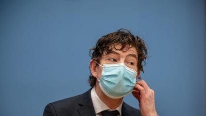 Bild: Michael Kappeler/dpa
„Für die Zeit bis Ostern können wir noch nicht viel an Bevölkerungsschutz durch die Impfung erwarten“, sagt Christian Drosten.