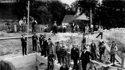 Bild: Archiv Werner Robl
Ob sich in den Falkenberger Alben auch ähnliche Bilder wie dieses finden, wird sich herausstellen. Die historische Aufnahme vom Bau eines Hochbehälters wurde nicht in Falkenberg, sondern um 1900 im benachbarten Wiesau gemacht.