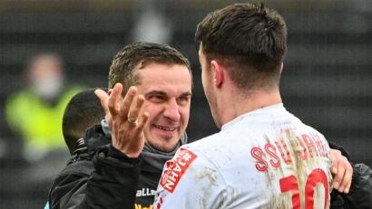 Bild: Armin Weigel/dpa
„Mach’s noch einmal, Junge“, scheint Jahn-Trainer Mersad Selimbegovic (links) Kaan Caliskaner mit auf den Weg zu geben. Der Stürmer war der gefeierte Held nach seinem Treffer zum 1:1 gegen Darmstadt in der 97. Minute.