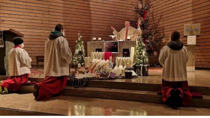 Bild: Pfarramt Heldmannsberg-Pommelsbrunn/exb
Pfarrer Roland Klein segnet an Lichtmess die Kerzen für die kommenden Monate.