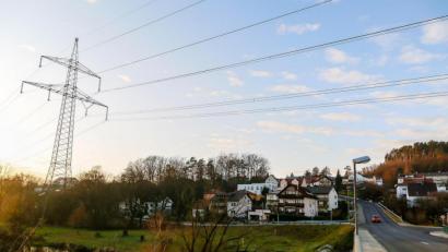 Bild: Hösamer
In Ettmannsdorf läuft die Trasse des Ostbayernrings schon jetzt dicht an der Wohnbebauung vorbei.