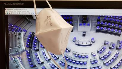 Symbolbild: td
Über einem Bildschirm, der ein dpa-Bild des leeren Plenarsaals im Bundestag zeigt, hängt eine FFP2-Maske. Ende September Jahres werden die Abgeordneten des Deutschen Bundestags neu gewählt. Noch stehen die Nominierungen bei den vielen Parteien aus – der Pandemie wegen. Corona erzwingt besondere Hygienerichtlinien für die Nominierungsversammlungen. FFP2-Masken gehören dazu.
