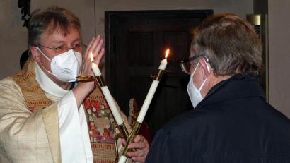 Bild: lgc
Pater Adrian Kugler erteilt am Lichtmesstag mit den zwei gekreuzten Kerzen den Blasiussegen. Der Geistliche segnet auch die Kerzen für das bevorstehende Jahr.