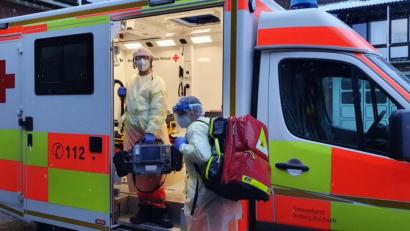 Bild: Michael Honig/BRK/exb
In voller Schutzmontur: Der Rettungsdienst Amberg-Sulzbach rückt aus.