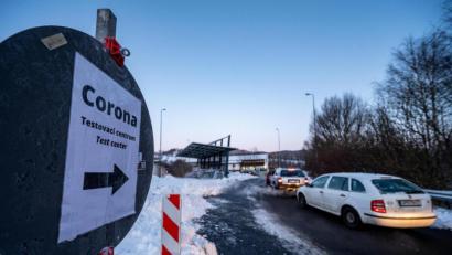 Archivbild: Armin Weigel
Wegen der strengeren Einreiseregeln für Menschen aus Tschechien nach Deutschland hat es an manchen Grenzübergängen in Bayern, wie hier Furth im Wald, lange Schlangen an den Teststationen gegeben. Auch Betriebe im Landkreis Amberg-Sulzbach sind von den geänderten Regeln betroffen.