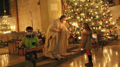 Bild: bph
Am Ende des feierlichen Gottesdienstes im weihnachtlichen Licht der Christbäume spendete Pfarrer Hannes Lorenz den Blasius-Segen und überreichte den Kindern die gesegneten Kommunionkerzen.
