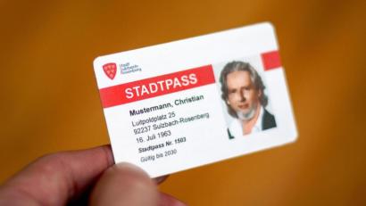 Bild: SURO2030
So ähnlich könnte nach Ansicht der Antragsteller von SURO2030 ein künftiger Stadtpass für Sulzbach-Rosenberg aussehen. Personen mit geringem Einkommen könnte die kleine Karte mehr Teilhabe ermöglichen.