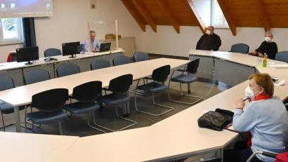 Bild: gf
Der Wahlausschuss der Gemeinde Poppenricht stimmt einstimmig für die Wahlvorschläge der Parteien ab. Die CSU schickt Hermann Böhm ins Rennen, die SPD Michael Gradl.