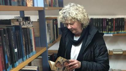 Archivbild: sns
Groß ist die Auswahl an Büchern und anderen Medien in der Stadtbücherei. Das Hineinschmökern vor Ort, wie auf unserem Archivbild, ist aktuell zwar nicht möglich, Nachschub kann aber mit einem Abhol- und Bestellservice geordert werden.