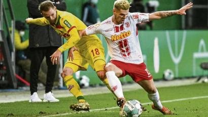 Bild: Armin Weigel/dpa
Der SSV Jahn Regensburg und der 1. FC Köln lieferten sich einen intensiven Pokalfight. In dieser Szene behauptet Regensburgs Erik Wekesser (rechts) den Ball gegen Ondrej Duda.