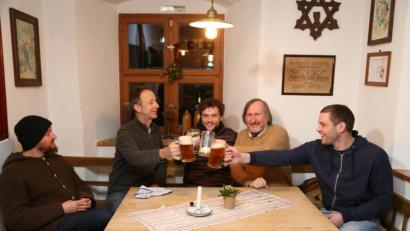 Bild: Roland Wellenhöfer
Die Musiker von Monobo Son (hier 2018) schätzen die Oberpfälzer Zoiglkultur. Am Schaffer bei Reinhard Fütterer (2. von links) sind Severin Rauch (links), Manuel Winbeck (Mitte), Wolfi Schlick (2. von rechts) und Johannes Winbeck gerne zu Gast.