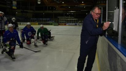 Bild: gb
Der neue Trainer der Blue Devils Weiden, Kim Collins, bei seiner ersten Trainingseinheit am Donnerstagabend.