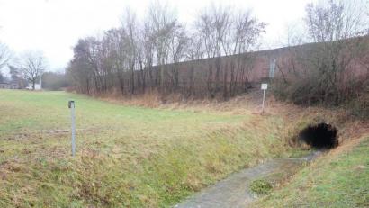 Bild: ohr
Der Vetterlbach im Ortsteil der Gemeinde Schwarzach fließt entlang der Bachstraße zum Durchlass unter der A 93 und mündet anschließend in die Naab. Bei extremer Hochwassersituation bildet sich ein Rückstau. Die Flut kann ausufern und die angrenzenden Flächen überschwemmen.