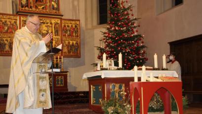 Bild: kro
Stadtpfarrer Georg Flierl segnet zu Beginn des Gottesdienstes die vor dem Altar bereitgestellten Kerzen.