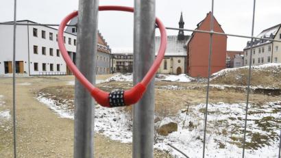 Bild: Petra Hartl
Versperrt ist der Zugang zum Bürgerspitalgelände in der Amberger Altstadt, die Diskussion allerdings ist offen. Nach dem Interview mit CSU-Fraktionschef Matthias Schöberl äußern sich auch andere Stadträte zu dem Thema.