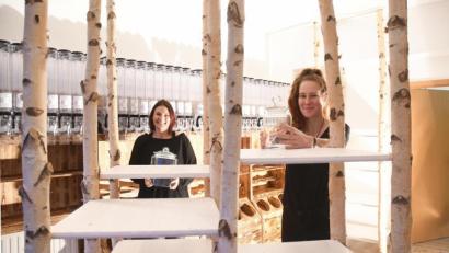 Symbolbild: Gabi Schönberger
Noch gibt es im Unverpackt-Laden in Weiden keine vollen Regale zu sehen. Doch das soll sich bald ändern, wie Sarah Bauer (rechts) und Anett Hartenstein ankündigen.