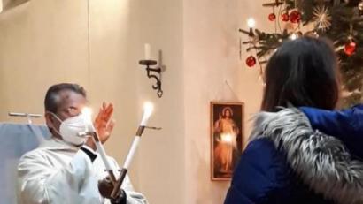 Bild: nza
Pater James Mudakodil erteilte beim Gottesdienst an Maria Lichtmess den Blasiussegen.