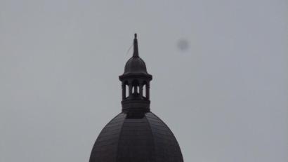 Bild: amö
Da fehlt doch was, denken sich die Winklarner Bürger beim Blick auf den Kirchturm. Das Wetterkreuz ist weg, wann es zurückkommt, ist ungewiss.
