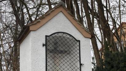 Bild: ads
An die schwere Heimsuchung Hirschaus durch die Pest erinnert heute noch die kleine Pestkapelle an der Ehenfelder Straße auf Höhe des Friedhofs.