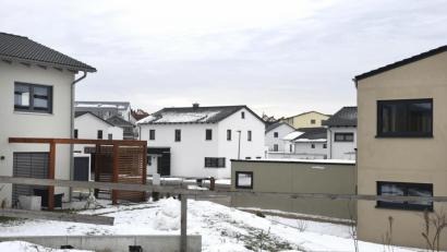 Bild: Petra Hartl
Das Neubaugebiet Drillingsfeld II ist ein Negativbeispiel in Sachen PV-Anlagen. Die sind bei neuen Baugebieten in Amberg künftig ohnehin vorgeschrieben. Die CSU-Fraktion will darüber hinaus eine vorgezogene Energieplanung.