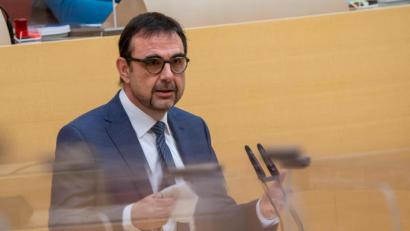 Bild: Peter Kneffel/dpa
Der bayerische Gesundheitsminister Klaus Holetschek (CSU) verspricht, sich für eine frühere Impfung von Krebspatienten einzusetzen.