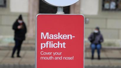 Bild: Karl-Josef Hildenbrand
Solange der Inzidenzwert unter 50 bleibt, wird bei der Kontrolle der Maskenpflicht in der Regensburger Altstadt das sogenannte „Duldungsmodell“ wieder eingeführt.