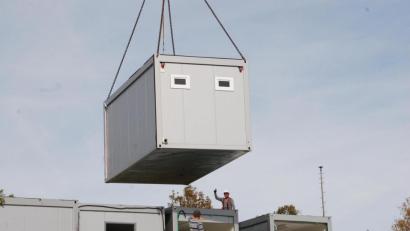 Bild: Andreas Royer
Warum immer nur Stahl verwenden, wie hier bei der Realschule in Sulzbach-Rosenberg. Die Amberger Grünen wollen künftig Container aus Holz-Modulen verwendet wissen.