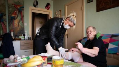 Bild: Christian Charisius/dpa
Alten- und Krankenpfleger haben sind in der Corona-Pandemie besonders hohen Belastungen ausgesetzt. Für ihren wichtigen Dienst an den Menschen erhalten sie einen staatlichen Bonus - meistens.