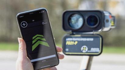 Bild:  Lino Mirgeler/dpa
Kontrahenten Seite an Seite: Links eine aktive Blitzer-Warnapp auf dem Smartphone, rechts daneben ein Radar-Messgerät.