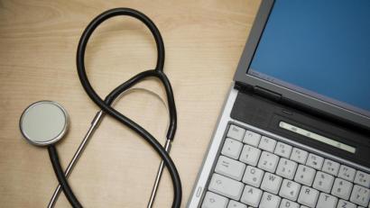 Bild: Patrick Pleul/dpa
Schon lange läuft ohne digitales Praxissystem beim Arzt nichts mehr. Jetzt kommt neu die elektronische Patientenakte hinzu.