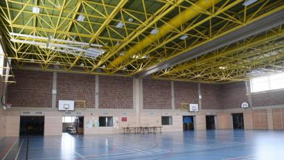 Bild: Gabi Schönberger
Die Mehrzweckhalle Windischeschenbach ist derzeit verwaist, da die Sportvereine nicht trainieren dürfen. Als kleine Entschädigung will die Stadt will den Vereinen die Hallennutzungsgebühr für 2020 erlassen.