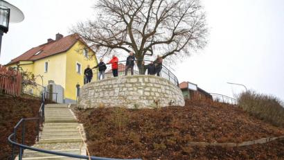 Bild: njn
Gemeinsam gaben sie die Aussichtsplattform samt Treppenaufgang offiziell frei: Bürgermeister Johannes Reger (dritter von links) mit (von links) technischem Angestellten Markus Meyer, Dominik Fischer von der Firma Bierschenk, Landschaftsarchitekt Albrecht Strohn, Bauamtsleiter Dieter Döppl und der Christian Bauer vom gleichnamigen Baugeschäft.