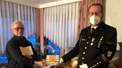 Bild: ksa
Hans Zangl (links) wird vom Vorsitzenden Armin Kraus für 40 Jahre Vereinszugehörigkeit bei den Bergknappen geehrt.