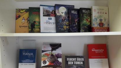 Bild: Helmut Hetzer
Die Korean Book Services mit Sitz in Regensburg bieten koreanische Sprachbücher, Kochbücher, Literatur, aber auch deutsche Titel in koreanischer Sprache an. Hier eine kleine Auswahl des Sortiments.