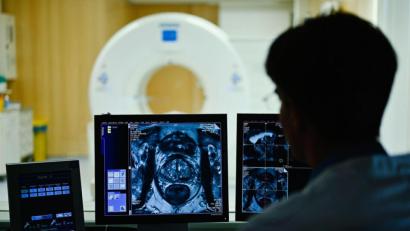 Symbolbild: Uwe Anspach/dpa
Ein Mitarbeiter betrachtet in einem Kontrollraum des Deutschen Krebsforschungszentrum (DKFZ) auf einem Monitor das Querschnittsbild einer Prostata.