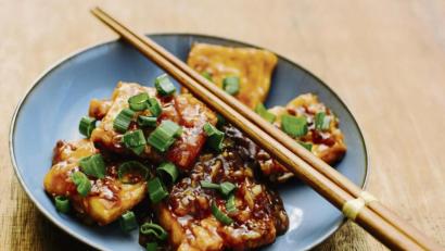 Bild:  Asiastreetfood.Com/dpa
Durch unterschiedliche Zubereitungsarten und Gewürze kann man Tofu in ganz unterschiedliche Richtungen lenken. Foodblogger Stefan Leistner verpasst ihm mit Austernsauce eine chinesische Note.