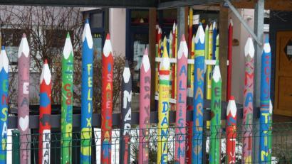 Bild: rn
Stadftrallye Eschenbach: Wie viele bunte Holzstifte stehen im Eingangsbereich und um die Fahrradständer am Kindergarten?
