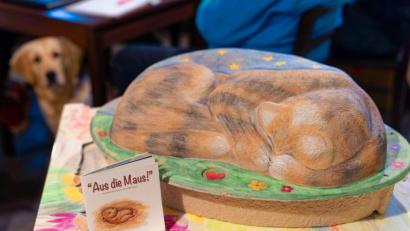 Bild: Nicolas Armer/dpa
Arno Ludwig schrieb zusammen mit einer Bekannten das Büchlein „Aus die Maus“. Die Geschichte der kleinen Maus – vom Kennenlernen bis zum Abschiednehmen – soll Familien bei der Trauerarbeit helfen. Die Tiersärge, die er entwirft, passen für Hunde, Katzen, Hasen oder Kaninchen bis acht Kilo. Für kleinere Tiere wie Meerschweinchen, Mäuse und Ratten gibt es noch eine kleinere Version.