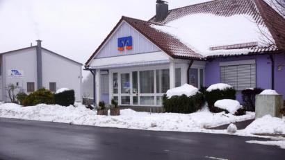 Bild: bkr
Nicht mehr im Rennen um das Filialgebäude der Raiffeisenbank ist das benachbarte Bauunternehmen wie uns Norbert Veigl auf Anfrage mitteilte.