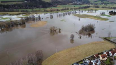 Bild: Gustl Beer
Zwischen Edeldorf (rechts oben im Bild) und den Häusern entlang des Herbstaugrabens am Hammerweg (im Vordergrund) war am Donnerstag "Land unter".