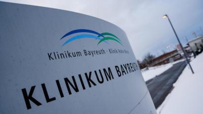 Bild: picture alliance/dpa | Nicolas Armer
Wolken ziehen über das Klinikum Bayreuth. Wegen des Verdachts des Ausbruchs einer hochansteckenden Corona-Mutation hat das Klinikum Bayreuth betroffene Häuser vorerst geschlossen.